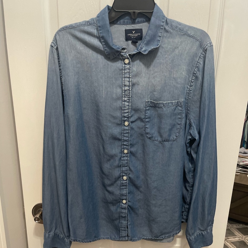American Eagle Outfitters Denim Chambray Button-Up in Light Blue